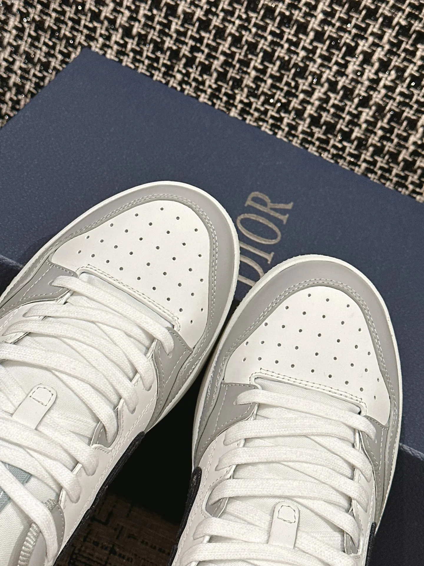 👟👟Ex-factory price 680👟👟. Dior 2024 model B57 popular casual shoe mid-top version, couple model, original explosion-proof one-to-one perfect reproduction, craftsmanship details in place, original customized materials, awesome, latest element combination, fashionable and casual personality, versatile Fabric: original fabric cowhide, mesh, electric embroidery plus 3D printing Inner: imported breathable mesh feet: original molding pad outsole: original one-to-one mold opening T👟👟Ex-factory price U Size: women’s size 35-40~men’s size 39-45